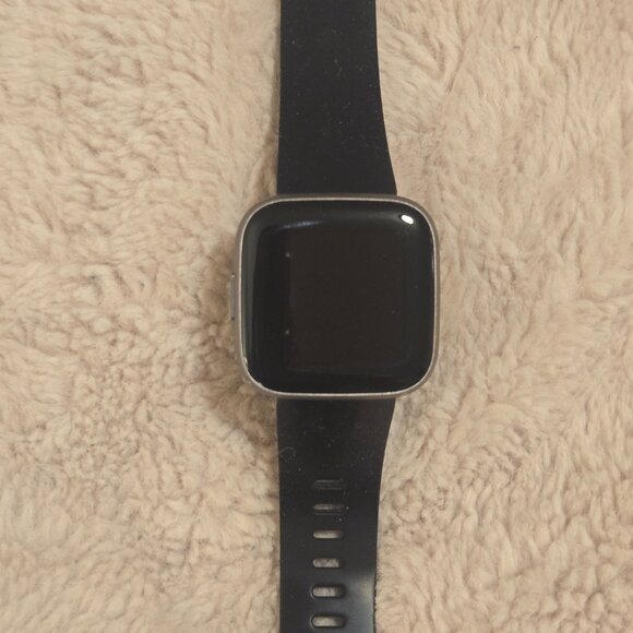 Fitbit Versa 2 Smartwatch Plus Tons of New/Pre-Owned Bands & Accessories - Picture 4 of 15